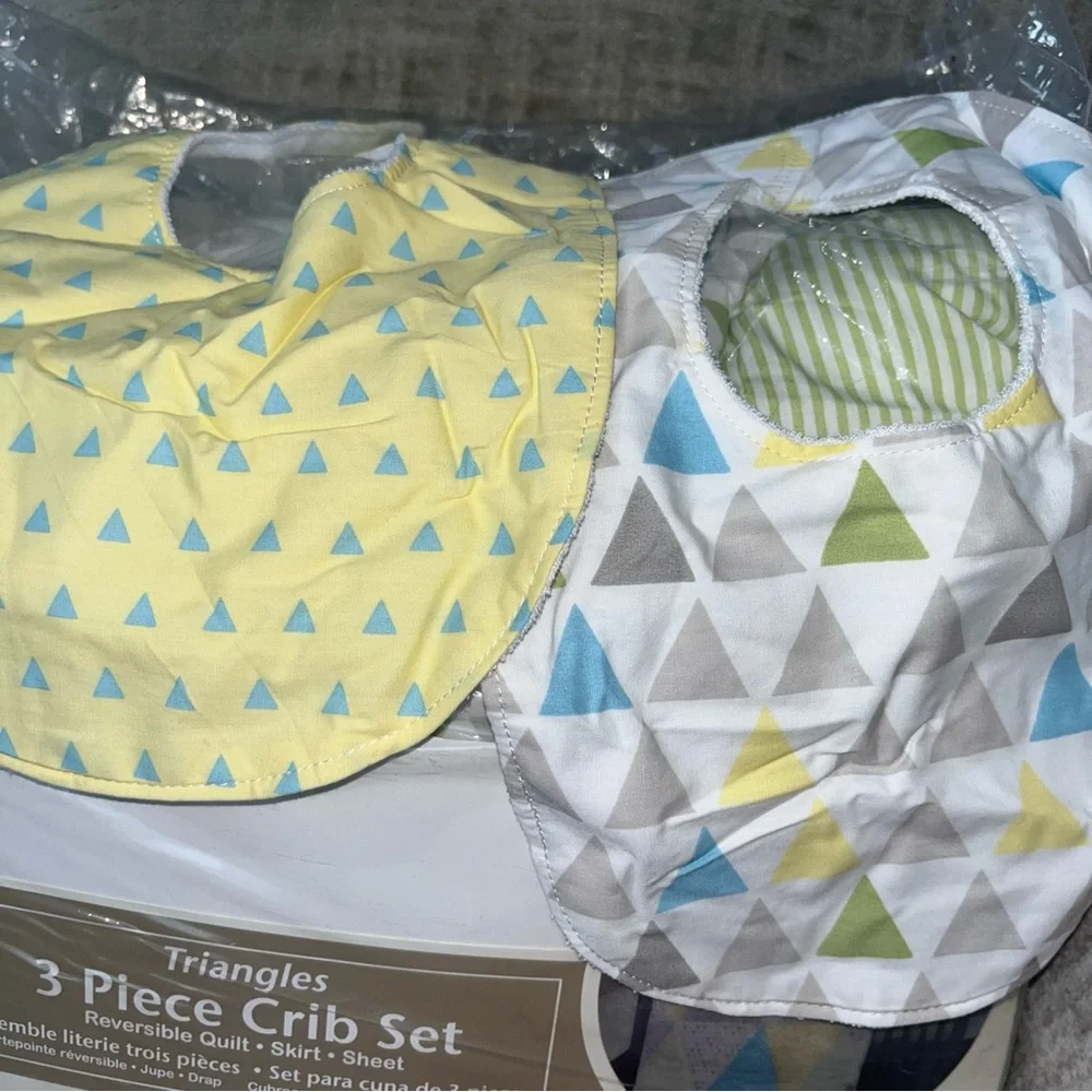 NWT Trend Lab Triangles 5 Piece Crib Bedding Set - with two matching bibs